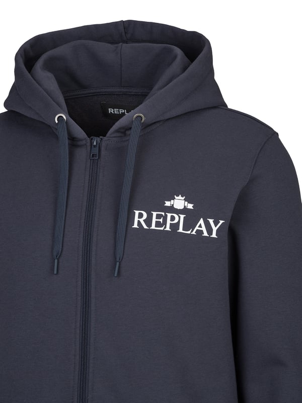Die Replay Sweatjacke bietet ultimativen Komfort und einen modernen, lässigen Look. Mit ihrem weichen Material und praktischen Design ist sie perfekt für entspannte Tage oder sportliche Aktivitäten. Vielseitig kombinierbar, sorgt sie für einen stylischen und bequemen Auftritt.