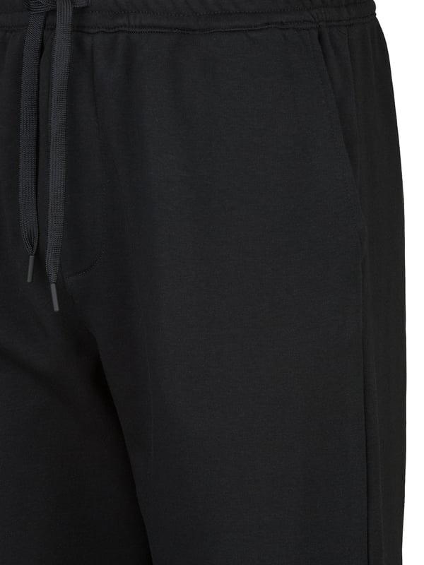 De Replay sweatpant biedt ultiem comfort en een casual stijl. Met zijn moderne snit en zachte materiaal is het ideaal voor ontspannen dagen of sportieve activiteiten. Veelzijdig te combineren, zorgt het voor een trendy en comfortabele look die zowel thuis als onderweg overtuigt.