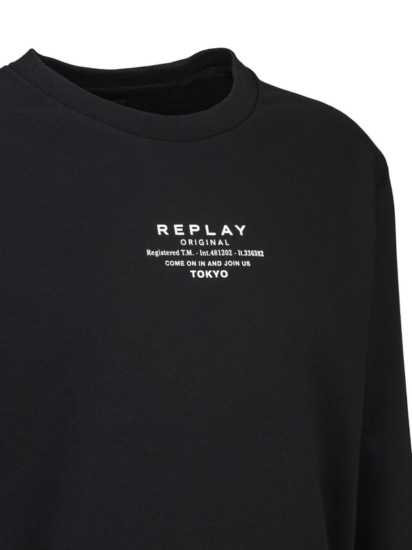 Het Replay sweatshirt biedt een casual, moderne look en ultiem comfort. Met zijn zachte materiaal en klassieke ontwerp is het perfect voor ontspannen dagen of sportieve activiteiten. Veelzijdig, zorgt het voor een coole en comfortabele stijl.