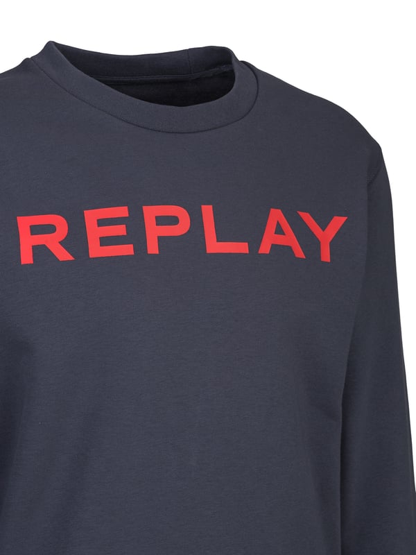 Das Replay Sweatshirt bietet einen lässigen, modernen Look und höchsten Komfort. Mit seinem weichen Material und dem klassischen Design ist es ideal für entspannte Tage oder sportliche Aktivitäten. Vielseitig kombinierbar, sorgt es für einen coolen und bequemen Stil.