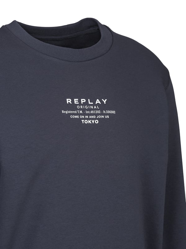 Das Replay Sweatshirt bietet einen lässigen, modernen Look und höchsten Komfort. Mit seinem weichen Material und dem klassischen Design ist es ideal für entspannte Tage oder sportliche Aktivitäten. Vielseitig kombinierbar, sorgt es für einen coolen und bequemen Stil.