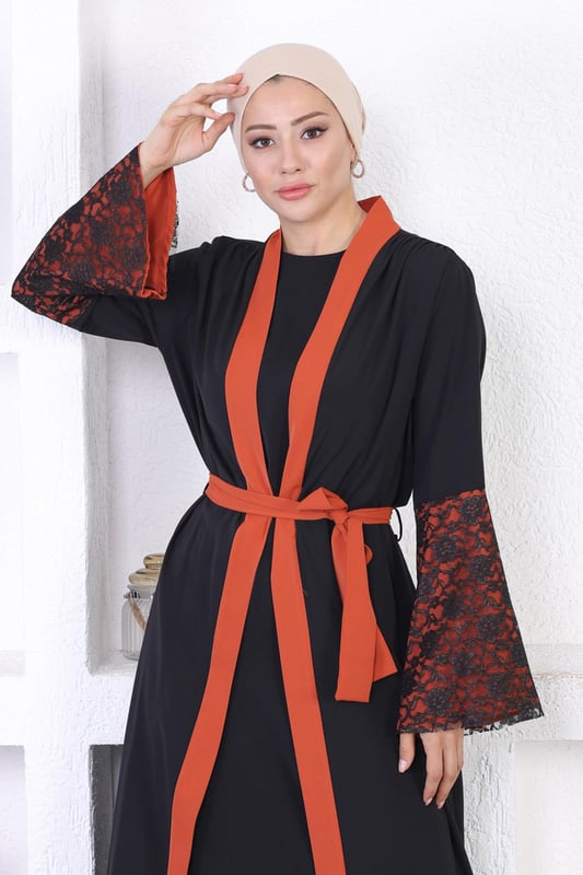 Stoffmerkmal: Hergestellt aus Medina Seidenstoff.Produktmerkmal: Es handelt sich um ein neues Hijab-Modell der Saison. Es ist ungefüttert und hat lange Ärmel. Die Ärmelenden sind mit Spitzen verziert. Der Gürtel ist verstellbar. Das Produkt ist kein Set, es besteht nur aus einer Abaya. Aufgrund von Konzeptaufnahmen kann es leichte Farbunterschiede im Produkt geben. Das Model trägt Größe 38. Abaya-Maße in Größe 38: Produktlänge: 140