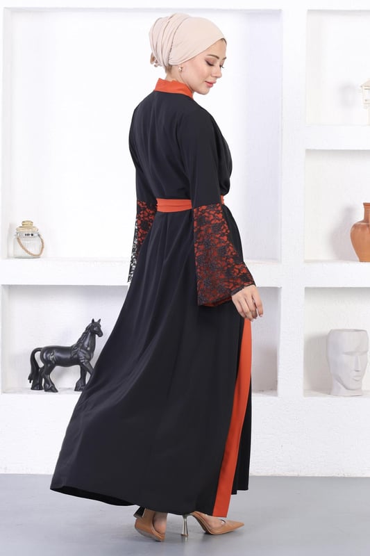 Stoffmerkmal: Hergestellt aus Medina Seidenstoff.Produktmerkmal: Es handelt sich um ein neues Hijab-Modell der Saison. Es ist ungefüttert und hat lange Ärmel. Die Ärmelenden sind mit Spitzen verziert. Der Gürtel ist verstellbar. Das Produkt ist kein Set, es besteht nur aus einer Abaya. Aufgrund von Konzeptaufnahmen kann es leichte Farbunterschiede im Produkt geben. Das Model trägt Größe 38. Abaya-Maße in Größe 38: Produktlänge: 140