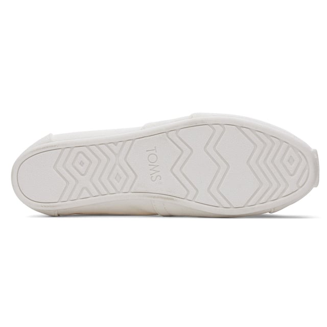 Our day one women's Alpargata slip-on is now designed with materials to bring maximum comfort to your day-to-day shoe. Step into these espadrilles in black recycled cotton canvas, and spark change with every stride.