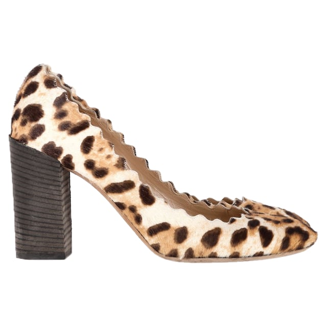VINTAGE, RRP AS NEW
 The Chloé Leopard Scallop Pumps in brown pony hair are a bold yet elegant footwear choice that combines luxury with a touch of playful sophistication. Crafted from premium pony hair, these pumps feature a striking leopard print design that adds a wild, fashion-forward element to any outfit. The scalloped edges offer a feminine, delicate touch, while the sleek heel provides the perfect height for both day and evening wear. These pumps are ideal for making a statement while maintaining timeless elegance.

Styling Tip:
Pair the Chloé Leopard Scallop Pumps with a simple black dress or a tailored midi skirt for a chic, balanced look. The bold leopard print adds a fun element, so keep the rest of your outfit neutral to let the shoes stand out. They also look great with cropped trousers or high-waisted jeans for a stylish, casual outfit with a refined edge. These pumps are perfect for transitioning from day to night, adding a bold yet sophisticated flair to any ensemble.

Chloé Leopard Scallop Pumps in Brown Pony Hair

Condition: Very good
Signs of wear: Minor markings,  Very light mark at soles.
Packaging: None
Color: Brown
Material: Pony hair
Size: EU | 38.5
Measurements: Heel height: 90; Insole length: 220
SKU: NAPPUGBSH457160W