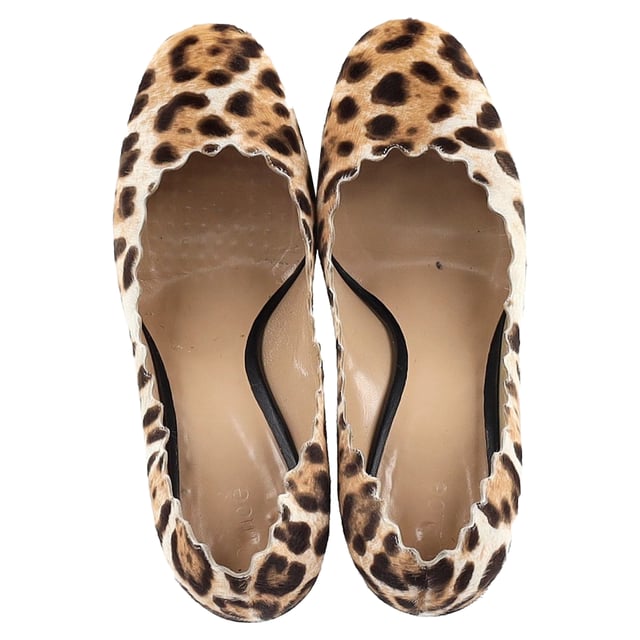 VINTAGE, RRP AS NEW
 The Chloé Leopard Scallop Pumps in brown pony hair are a bold yet elegant footwear choice that combines luxury with a touch of playful sophistication. Crafted from premium pony hair, these pumps feature a striking leopard print design that adds a wild, fashion-forward element to any outfit. The scalloped edges offer a feminine, delicate touch, while the sleek heel provides the perfect height for both day and evening wear. These pumps are ideal for making a statement while maintaining timeless elegance.

Styling Tip:
Pair the Chloé Leopard Scallop Pumps with a simple black dress or a tailored midi skirt for a chic, balanced look. The bold leopard print adds a fun element, so keep the rest of your outfit neutral to let the shoes stand out. They also look great with cropped trousers or high-waisted jeans for a stylish, casual outfit with a refined edge. These pumps are perfect for transitioning from day to night, adding a bold yet sophisticated flair to any ensemble.

Chloé Leopard Scallop Pumps in Brown Pony Hair

Condition: Very good
Signs of wear: Minor markings,  Very light mark at soles.
Packaging: None
Color: Brown
Material: Pony hair
Size: EU | 38.5
Measurements: Heel height: 90; Insole length: 220
SKU: NAPPUGBSH457160W