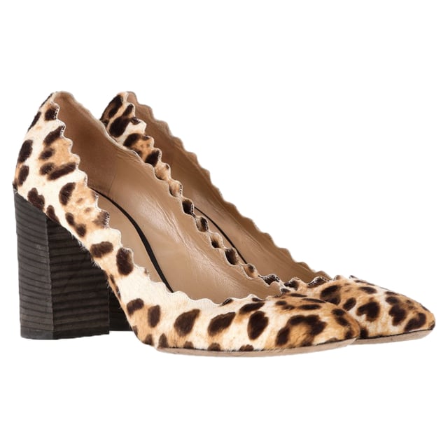 VINTAGE, RRP AS NEW
 The Chloé Leopard Scallop Pumps in brown pony hair are a bold yet elegant footwear choice that combines luxury with a touch of playful sophistication. Crafted from premium pony hair, these pumps feature a striking leopard print design that adds a wild, fashion-forward element to any outfit. The scalloped edges offer a feminine, delicate touch, while the sleek heel provides the perfect height for both day and evening wear. These pumps are ideal for making a statement while maintaining timeless elegance.

Styling Tip:
Pair the Chloé Leopard Scallop Pumps with a simple black dress or a tailored midi skirt for a chic, balanced look. The bold leopard print adds a fun element, so keep the rest of your outfit neutral to let the shoes stand out. They also look great with cropped trousers or high-waisted jeans for a stylish, casual outfit with a refined edge. These pumps are perfect for transitioning from day to night, adding a bold yet sophisticated flair to any ensemble.

Chloé Leopard Scallop Pumps in Brown Pony Hair

Condition: Very good
Signs of wear: Minor markings,  Very light mark at soles.
Packaging: None
Color: Brown
Material: Pony hair
Size: EU | 38.5
Measurements: Heel height: 90; Insole length: 220
SKU: NAPPUGBSH457160W