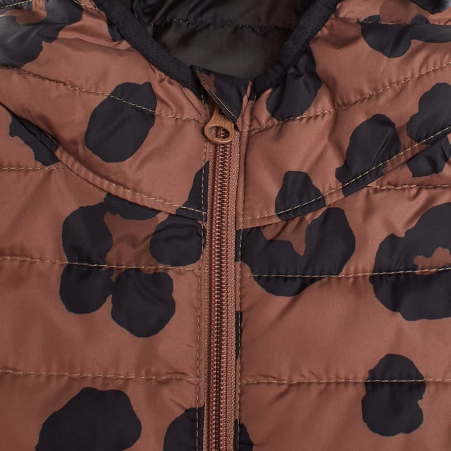 Gap girls' quilted jacket, designed with lightweight padding that provides warmth without adding bulk.

 It features a convenient front zip closure for easy dressing, plus a hood that adds extra protection on cold days.

 French-style front pockets offer convenience and a touch of style.

 One of the sleeves features the brand's logo with visible matching stitching.

 Made from 100% recycled polyester, this jacket is part of the Gap for Good initiative, committed to sustainability.

 It uses recycled materials to reduce the impact on natural resources, taking care of both the well-being of girls and the planet.
 Composition: Body: 100% Polyester; Cover: Acrylic; Inner: 100% Polyester; Filling: 100% Polyester
 Care:
- Machine wash cold on delicate cycle.
 - Use non-chlorine bleach when necessary.
 - Do not dry clean.