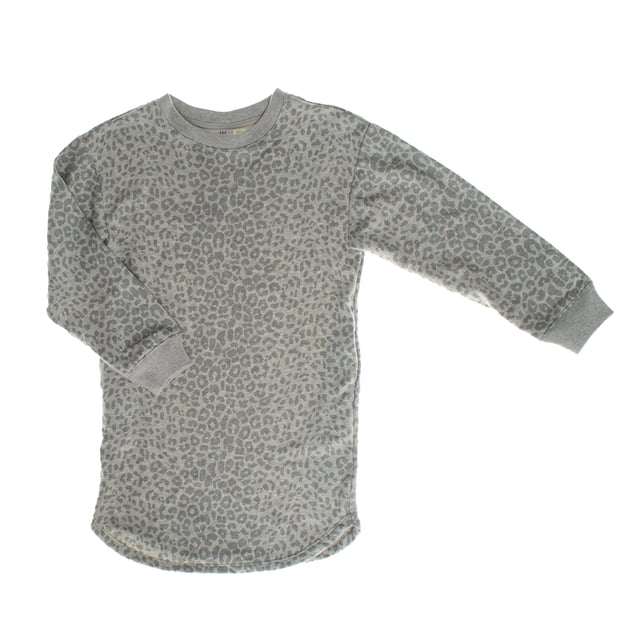 Vestido sudadera para niñas hecho de una suave tela de felpa, ideal para mantener el calor en días frescos.

Su diseño de corte holgado ofrece una gran libertad de movimiento, asegurando comodidad todo el día.

Cuenta con mangas largas terminadas con puños de canalé que abrazan suavemente las muñecas, y un clásico escote redondo que agrega un toque casual.

El dobladillo recto completa este estilo versátil, perfecto para el uso diario o para crear un look relajado en cualquier ocasión.
Composición: 77% algodón, 23% poliéster
Cuidado:
- Lavar a máquina en frío en ciclo delicado.
- Usar detergentes suaves.
- Usar secadora a baja temperatura.
- Planchar a baja temperatura.
- No limpiar en seco.