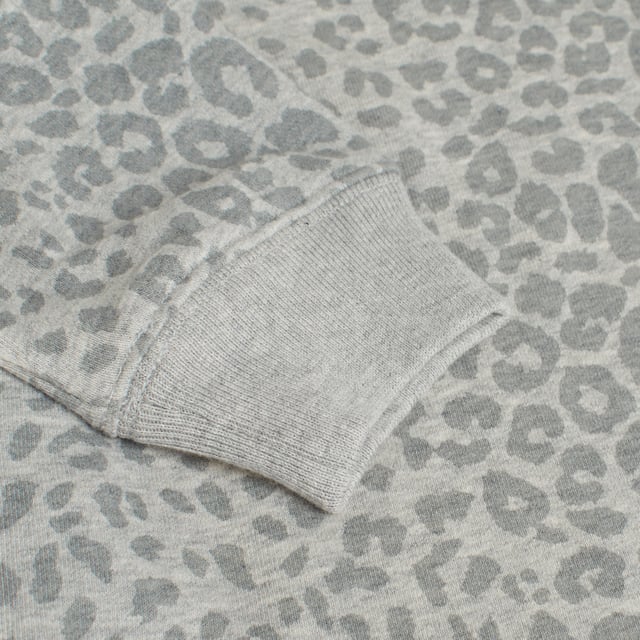 Vestido sudadera para niñas hecho de una suave tela de felpa, ideal para mantener el calor en días frescos.

Su diseño de corte holgado ofrece una gran libertad de movimiento, asegurando comodidad todo el día.

Cuenta con mangas largas terminadas con puños de canalé que abrazan suavemente las muñecas, y un clásico escote redondo que agrega un toque casual.

El dobladillo recto completa este estilo versátil, perfecto para el uso diario o para crear un look relajado en cualquier ocasión.
Composición: 77% algodón, 23% poliéster
Cuidado:
- Lavar a máquina en frío en ciclo delicado.
- Usar detergentes suaves.
- Usar secadora a baja temperatura.
- Planchar a baja temperatura.
- No limpiar en seco.