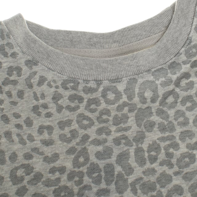 Vestido sudadera para niñas hecho de una suave tela de felpa, ideal para mantener el calor en días frescos.

Su diseño de corte holgado ofrece una gran libertad de movimiento, asegurando comodidad todo el día.

Cuenta con mangas largas terminadas con puños de canalé que abrazan suavemente las muñecas, y un clásico escote redondo que agrega un toque casual.

El dobladillo recto completa este estilo versátil, perfecto para el uso diario o para crear un look relajado en cualquier ocasión.
Composición: 77% algodón, 23% poliéster
Cuidado:
- Lavar a máquina en frío en ciclo delicado.
- Usar detergentes suaves.
- Usar secadora a baja temperatura.
- Planchar a baja temperatura.
- No limpiar en seco.