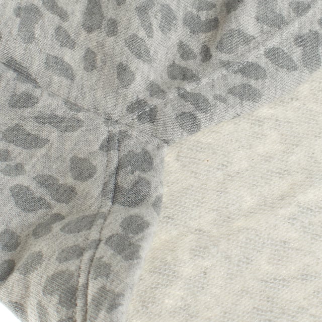 Vestido sudadera para niñas hecho de una suave tela de felpa, ideal para mantener el calor en días frescos.

Su diseño de corte holgado ofrece una gran libertad de movimiento, asegurando comodidad todo el día.

Cuenta con mangas largas terminadas con puños de canalé que abrazan suavemente las muñecas, y un clásico escote redondo que agrega un toque casual.

El dobladillo recto completa este estilo versátil, perfecto para el uso diario o para crear un look relajado en cualquier ocasión.
Composición: 77% algodón, 23% poliéster
Cuidado:
- Lavar a máquina en frío en ciclo delicado.
- Usar detergentes suaves.
- Usar secadora a baja temperatura.
- Planchar a baja temperatura.
- No limpiar en seco.