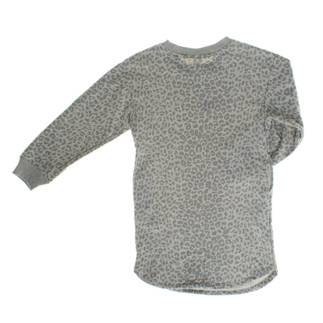 Vestido sudadera para niñas hecho de una suave tela de felpa, ideal para mantener el calor en días frescos.

Su diseño de corte holgado ofrece una gran libertad de movimiento, asegurando comodidad todo el día.

Cuenta con mangas largas terminadas con puños de canalé que abrazan suavemente las muñecas, y un clásico escote redondo que agrega un toque casual.

El dobladillo recto completa este estilo versátil, perfecto para el uso diario o para crear un look relajado en cualquier ocasión.
Composición: 77% algodón, 23% poliéster
Cuidado:
- Lavar a máquina en frío en ciclo delicado.
- Usar detergentes suaves.
- Usar secadora a baja temperatura.
- Planchar a baja temperatura.
- No limpiar en seco.