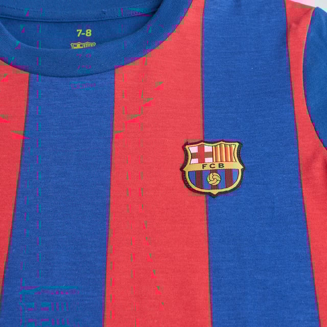 Ideal para los pequeños aficionados al fútbol, este conjunto de pijama combina comodidad y estilo deportivo. Con un diseño inspirado en los colores y el escudo de un equipo icónico, se convierte en la elección perfecta para los que sueñan con el deporte incluso mientras duermen.

Características:

- Camiseta de manga larga con cuello redondo, decorada con rayas verticales y el escudo del equipo en el pecho.
- Pantalones largos de corte recto con cintura elástica para un mejor ajuste y comodidad.
- Hecho de 100% algodón, una tela suave, transpirable y amigable con la piel, ideal para una noche de descanso.
- Puños elásticos en las mangas y tobillos proporcionan un ajuste cómodo y evitan que la ropa se desplace durante el sueño.

Estos pijamas para niños del Barcelona, hechos de algodón de alta calidad, ofrecen suavidad y comodidad, convirtiéndolos en la elección ideal para los pequeños aficionados al fútbol. Perfectos para relajarse con estilo y soñar en grande.
Composición: Camiseta: 100% algodón; Pantalones: 100% algodón.
Cuidado:
- Lavar a máquina en frío.
- Usar jabón neutro.
- Secar a baja temperatura.
- Planchar a baja temperatura si es necesario.