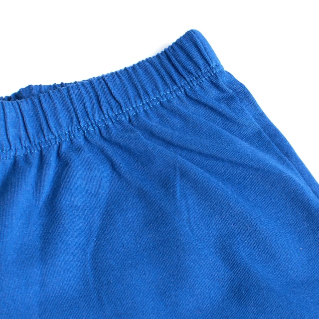 Ideal para los pequeños aficionados al fútbol, este conjunto de pijama combina comodidad y estilo deportivo. Con un diseño inspirado en los colores y el escudo de un equipo icónico, se convierte en la elección perfecta para los que sueñan con el deporte incluso mientras duermen.

Características:

- Camiseta de manga larga con cuello redondo, decorada con rayas verticales y el escudo del equipo en el pecho.
- Pantalones largos de corte recto con cintura elástica para un mejor ajuste y comodidad.
- Hecho de 100% algodón, una tela suave, transpirable y amigable con la piel, ideal para una noche de descanso.
- Puños elásticos en las mangas y tobillos proporcionan un ajuste cómodo y evitan que la ropa se desplace durante el sueño.

Estos pijamas para niños del Barcelona, hechos de algodón de alta calidad, ofrecen suavidad y comodidad, convirtiéndolos en la elección ideal para los pequeños aficionados al fútbol. Perfectos para relajarse con estilo y soñar en grande.
Composición: Camiseta: 100% algodón; Pantalones: 100% algodón.
Cuidado:
- Lavar a máquina en frío.
- Usar jabón neutro.
- Secar a baja temperatura.
- Planchar a baja temperatura si es necesario.