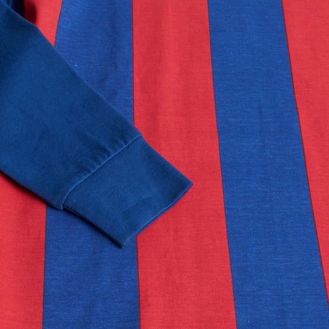 Ideal para los pequeños aficionados al fútbol, este conjunto de pijama combina comodidad y estilo deportivo. Con un diseño inspirado en los colores y el escudo de un equipo icónico, se convierte en la elección perfecta para los que sueñan con el deporte incluso mientras duermen.

Características:

- Camiseta de manga larga con cuello redondo, decorada con rayas verticales y el escudo del equipo en el pecho.
- Pantalones largos de corte recto con cintura elástica para un mejor ajuste y comodidad.
- Hecho de 100% algodón, una tela suave, transpirable y amigable con la piel, ideal para una noche de descanso.
- Puños elásticos en las mangas y tobillos proporcionan un ajuste cómodo y evitan que la ropa se desplace durante el sueño.

Estos pijamas para niños del Barcelona, hechos de algodón de alta calidad, ofrecen suavidad y comodidad, convirtiéndolos en la elección ideal para los pequeños aficionados al fútbol. Perfectos para relajarse con estilo y soñar en grande.
Composición: Camiseta: 100% algodón; Pantalones: 100% algodón.
Cuidado:
- Lavar a máquina en frío.
- Usar jabón neutro.
- Secar a baja temperatura.
- Planchar a baja temperatura si es necesario.