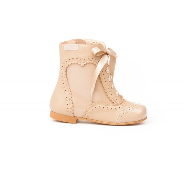 Eine klassische Linie. Bequemer und weicher Osterstiefel-Schuh aus Nappa-Nubuk-Rindsleder und synthetischem Lackleder mit Satinband-Schnürverschluss. Der Innenraum besteht aus Naturlederfutter, Zehen- und Fersenschutz, Innensohle mit anatomischem Steg und rutschfester Leatherlite-Sohle. In Spanien entworfene und hergestellte Schuhe.