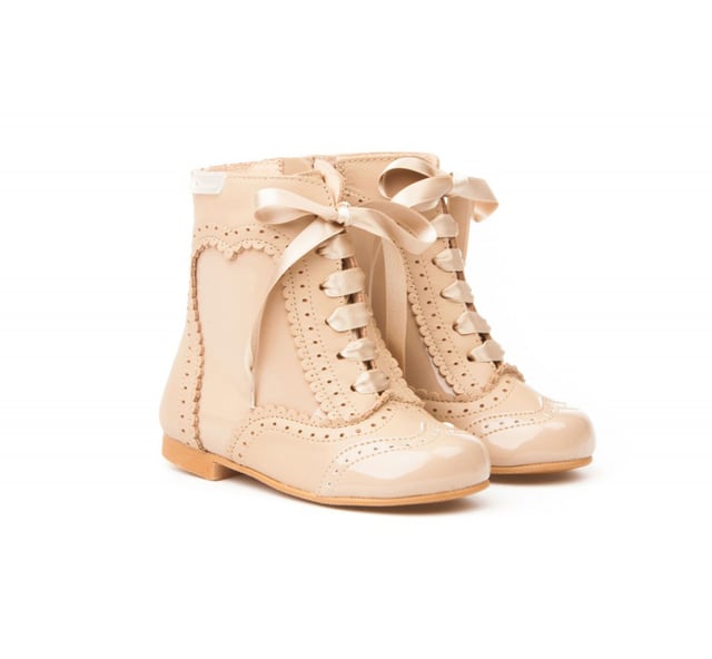 Eine klassische Linie. Bequemer und weicher Osterstiefel-Schuh aus Nappa-Nubuk-Rindsleder und synthetischem Lackleder mit Satinband-Schnürverschluss. Der Innenraum besteht aus Naturlederfutter, Zehen- und Fersenschutz, Innensohle mit anatomischem Steg und rutschfester Leatherlite-Sohle. In Spanien entworfene und hergestellte Schuhe.