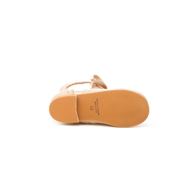 Eine klassische Linie. Bequemer und weicher Osterstiefel-Schuh aus Nappa-Nubuk-Rindsleder und synthetischem Lackleder mit Satinband-Schnürverschluss. Der Innenraum besteht aus Naturlederfutter, Zehen- und Fersenschutz, Innensohle mit anatomischem Steg und rutschfester Leatherlite-Sohle. In Spanien entworfene und hergestellte Schuhe.