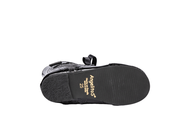 Een klassieke lijn. Comfortabele en zachte paaslaarsachtige schoen gemaakt van nappa-nubuck rundleer en synthetisch lakleer met een vetersluiting met satijnen lint. Het interieur is gemaakt met een voering van natuurlijk leer, teen- en hielbeschermer, binnenzool met anatomische brug en antisliplederen zool. Schoenen ontworpen en vervaardigd in Spanje.
