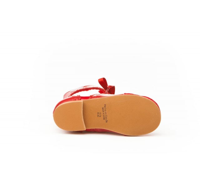 Una línea clásica. Cómodas y blanditas, zapato tipo botita pascualona fabricado en napa-nobuck de piel bovina y tejido charol sintético con sistema de cierre de cordón en cinta de raso. La parte interior está fabricada con forro de piel natural, protector de punteras y talones, planta con puente anatómico y suela de cuerolite antideslizante. Calzado diseñado y fabricado en España.