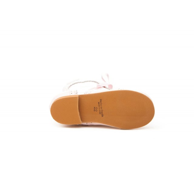 Una línea clásica. Cómodas y blanditas, zapato tipo botita pascualona fabricado en napa-nobuck de piel bovina y tejido charol sintético con sistema de cierre de cordón en cinta de raso. La parte interior está fabricada con forro de piel natural, protector de punteras y talones, planta con puente anatómico y suela de cuerolite antideslizante. Calzado diseñado y fabricado en España.