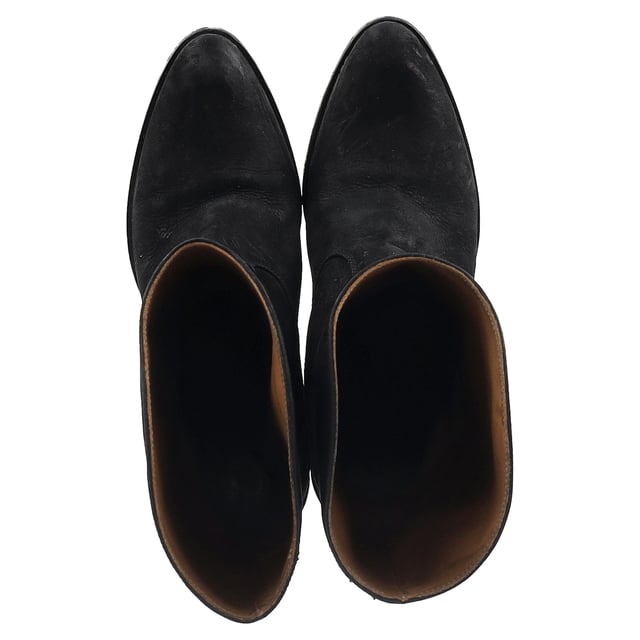 VINTAGE, RRP AS NEW
The Chloé Western Cowboy Boots in black leather and suede are a stylish and bold twist on a classic design. Combining rich black leather with soft suede accents, these boots feature iconic Western-inspired details, including subtle stitching and a pointed toe. The stacked heel provides added height while maintaining comfort, making these boots perfect for both day and night wear. With their unique mix of textures and timeless design, they are a statement piece that adds edge and sophistication to any outfit.

Styling Tip:
Pair the Chloé Western Cowboy Boots with a flowy midi skirt or dress for a chic, bohemian-inspired look. These boots also look great with skinny jeans or tailored trousers for an effortlessly cool, everyday outfit. Add a leather jacket or a fringed cardigan for a complete Western-inspired ensemble. The black leather and suede combination gives these boots versatility, allowing them to seamlessly fit into both casual and more elevated outfits.

Chloé Western Cowboy Boots in Black Leather and Suede

Condition: Very good
Signs of wear: Minor markings, Lightly used but very well maintained. Minor mark at soles & creasing, light scuffing at the soles and heels.
Packaging: None
Color: Black
Material: Leather | leather
Size: EU | 38.5
Measurements: Heel height: 80; Insole length: 250
SKU: NAPPUGBSH457154W