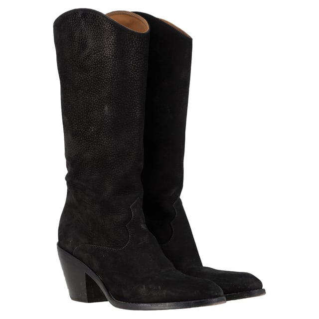 VINTAGE, RRP AS NEW
The Chloé Western Cowboy Boots in black leather and suede are a stylish and bold twist on a classic design. Combining rich black leather with soft suede accents, these boots feature iconic Western-inspired details, including subtle stitching and a pointed toe. The stacked heel provides added height while maintaining comfort, making these boots perfect for both day and night wear. With their unique mix of textures and timeless design, they are a statement piece that adds edge and sophistication to any outfit.

Styling Tip:
Pair the Chloé Western Cowboy Boots with a flowy midi skirt or dress for a chic, bohemian-inspired look. These boots also look great with skinny jeans or tailored trousers for an effortlessly cool, everyday outfit. Add a leather jacket or a fringed cardigan for a complete Western-inspired ensemble. The black leather and suede combination gives these boots versatility, allowing them to seamlessly fit into both casual and more elevated outfits.

Chloé Western Cowboy Boots in Black Leather and Suede

Condition: Very good
Signs of wear: Minor markings, Lightly used but very well maintained. Minor mark at soles & creasing, light scuffing at the soles and heels.
Packaging: None
Color: Black
Material: Leather | leather
Size: EU | 38.5
Measurements: Heel height: 80; Insole length: 250
SKU: NAPPUGBSH457154W
