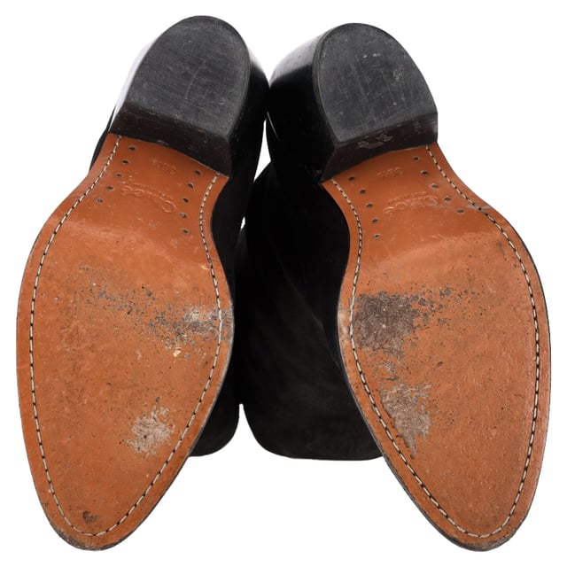 VINTAGE, RRP AS NEW
The Chloé Western Cowboy Boots in black leather and suede are a stylish and bold twist on a classic design. Combining rich black leather with soft suede accents, these boots feature iconic Western-inspired details, including subtle stitching and a pointed toe. The stacked heel provides added height while maintaining comfort, making these boots perfect for both day and night wear. With their unique mix of textures and timeless design, they are a statement piece that adds edge and sophistication to any outfit.

Styling Tip:
Pair the Chloé Western Cowboy Boots with a flowy midi skirt or dress for a chic, bohemian-inspired look. These boots also look great with skinny jeans or tailored trousers for an effortlessly cool, everyday outfit. Add a leather jacket or a fringed cardigan for a complete Western-inspired ensemble. The black leather and suede combination gives these boots versatility, allowing them to seamlessly fit into both casual and more elevated outfits.

Chloé Western Cowboy Boots in Black Leather and Suede

Condition: Very good
Signs of wear: Minor markings, Lightly used but very well maintained. Minor mark at soles & creasing, light scuffing at the soles and heels.
Packaging: None
Color: Black
Material: Leather | leather
Size: EU | 38.5
Measurements: Heel height: 80; Insole length: 250
SKU: NAPPUGBSH457154W
