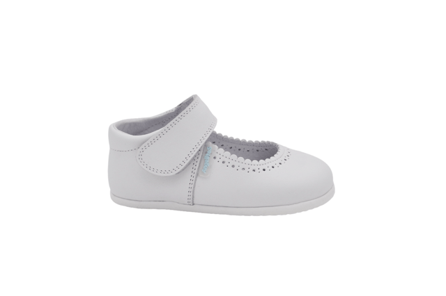 Een paar moderne, zachte en knuffelige Mary Janes. Deze collectie heeft een nieuw afgerond leestontwerp met een brede en brede teen, zorgvuldig bestudeerd en berekend, waardoor de nodige ruimte overblijft voor bewegingen in alle veiligheid en zonder beperkingen. Respectvol schoeisel ontworpen en vervaardigd 100% in Spanje.