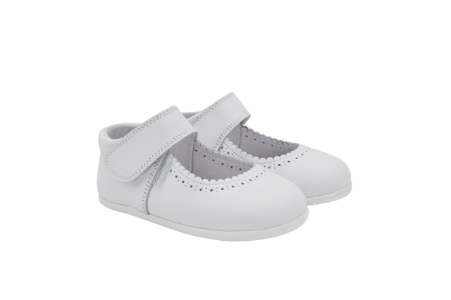 Een paar moderne, zachte en knuffelige Mary Janes. Deze collectie heeft een nieuw afgerond leestontwerp met een brede en brede teen, zorgvuldig bestudeerd en berekend, waardoor de nodige ruimte overblijft voor bewegingen in alle veiligheid en zonder beperkingen. Respectvol schoeisel ontworpen en vervaardigd 100% in Spanje.