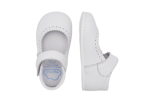 Een paar moderne, zachte en knuffelige Mary Janes. Deze collectie heeft een nieuw afgerond leestontwerp met een brede en brede teen, zorgvuldig bestudeerd en berekend, waardoor de nodige ruimte overblijft voor bewegingen in alle veiligheid en zonder beperkingen. Respectvol schoeisel ontworpen en vervaardigd 100% in Spanje.