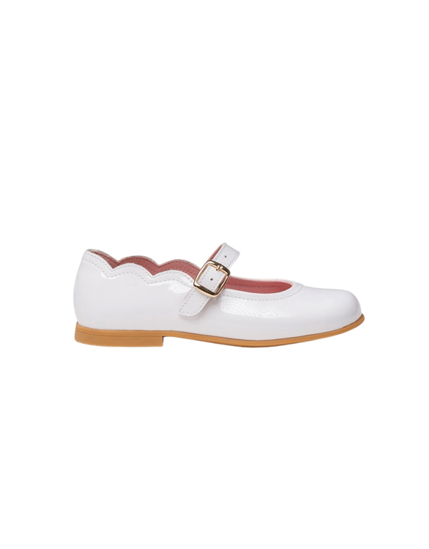 Een paar elegante, zachte en knuffelige Frenchies. Franse stijl schoen gemaakt van lakleer rundleer met een gespsluitingssysteem. Het binnengedeelte is gemaakt met een voering van natuurlijk leer en een teen- en hielbeschermer. Binnenzool met anatomische brug en onze nieuwe "AngelitoS SuperfleX" buitenzool van hoogwaardig antislip TPU. Schoenen ontworpen en vervaardigd in Spanje.