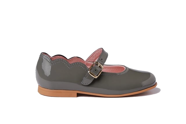 Francesita Piel Francesita Gris Unas francesitas elegantes, suaves y blanditas. Zapato tipo francesita fabricado en charol de piel bovina con sistema de cierre de hebilla. La parte interior está fabricada con forro de piel natural, protector de punteras y talones. Planta interior con puente anatómico y nuestra nueva suela exterior "AngelitoS SuperfleX" fabricada en TPU antideslizante de alta calidad. Calzado diseñado y fabricado en España.
