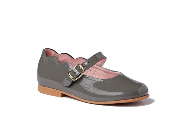 Francesita Piel Francesita Gris Unas francesitas elegantes, suaves y blanditas. Zapato tipo francesita fabricado en charol de piel bovina con sistema de cierre de hebilla. La parte interior está fabricada con forro de piel natural, protector de punteras y talones. Planta interior con puente anatómico y nuestra nueva suela exterior "AngelitoS SuperfleX" fabricada en TPU antideslizante de alta calidad. Calzado diseñado y fabricado en España.