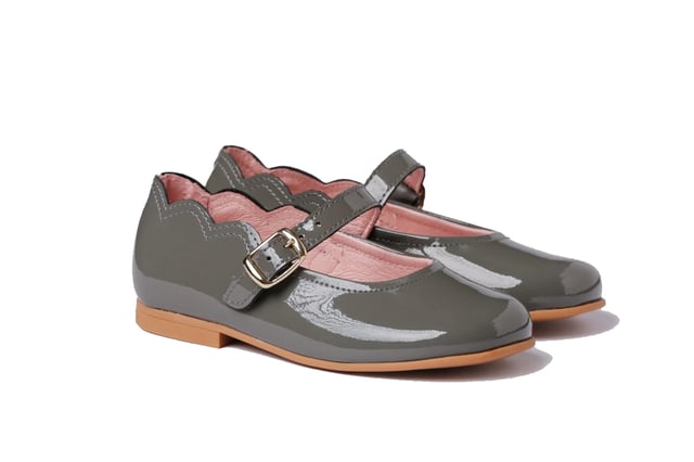 Francesita Piel Francesita Gris Unas francesitas elegantes, suaves y blanditas. Zapato tipo francesita fabricado en charol de piel bovina con sistema de cierre de hebilla. La parte interior está fabricada con forro de piel natural, protector de punteras y talones. Planta interior con puente anatómico y nuestra nueva suela exterior "AngelitoS SuperfleX" fabricada en TPU antideslizante de alta calidad. Calzado diseñado y fabricado en España.