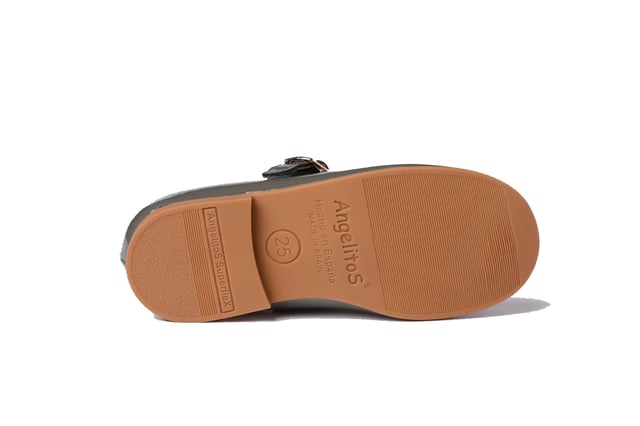Francesita Piel Francesita Gris Unas francesitas elegantes, suaves y blanditas. Zapato tipo francesita fabricado en charol de piel bovina con sistema de cierre de hebilla. La parte interior está fabricada con forro de piel natural, protector de punteras y talones. Planta interior con puente anatómico y nuestra nueva suela exterior "AngelitoS SuperfleX" fabricada en TPU antideslizante de alta calidad. Calzado diseñado y fabricado en España.