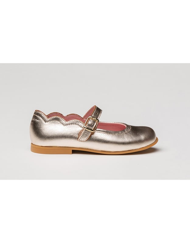 Francesita Piel Francesita Platino Unas francesitas elegantes, suaves y blanditas. Zapato tipo francesita fabricado en charol de piel bovina con sistema de cierre de hebilla. La parte interior está fabricada con forro de piel natural, protector de punteras y talones. Planta interior con puente anatómico y nuestra nueva suela exterior "AngelitoS SuperfleX" fabricada en TPU antideslizante de alta calidad. Calzado diseñado y fabricado en España.