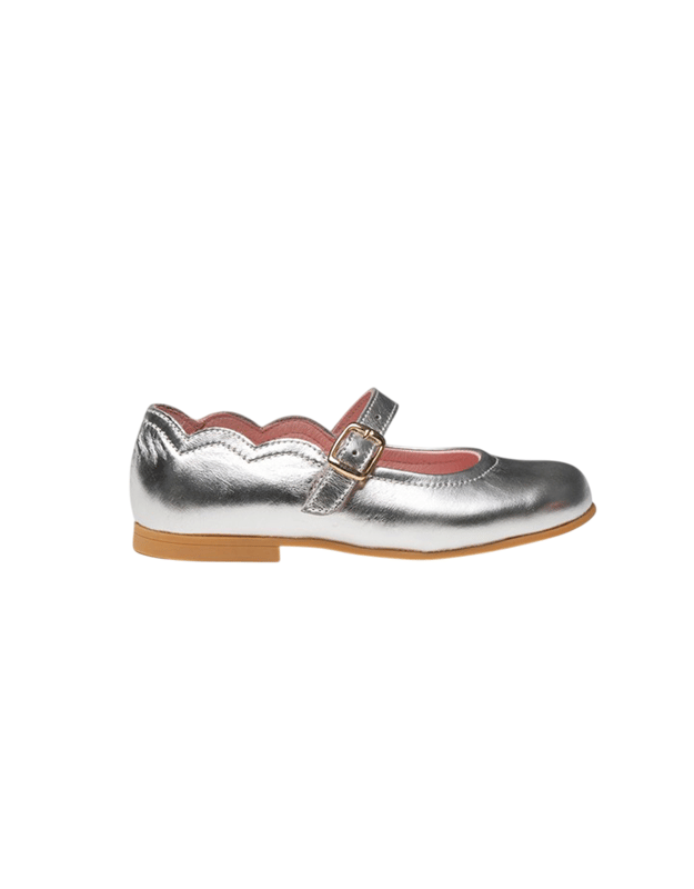 Francesita Piel Francesita Plata Unas francesitas elegantes, suaves y blanditas. Zapato tipo francesita fabricado en charol de piel bovina con sistema de cierre de hebilla. La parte interior está fabricada con forro de piel natural, protector de punteras y talones. Planta interior con puente anatómico y nuestra nueva suela exterior "AngelitoS SuperfleX" fabricada en TPU antideslizante de alta calidad. Calzado diseñado y fabricado en España.