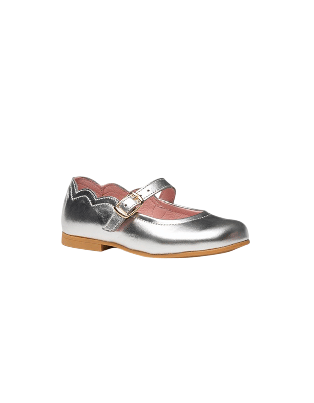 Francesita Piel Francesita Plata Unas francesitas elegantes, suaves y blanditas. Zapato tipo francesita fabricado en charol de piel bovina con sistema de cierre de hebilla. La parte interior está fabricada con forro de piel natural, protector de punteras y talones. Planta interior con puente anatómico y nuestra nueva suela exterior "AngelitoS SuperfleX" fabricada en TPU antideslizante de alta calidad. Calzado diseñado y fabricado en España.