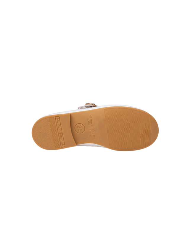 Francesita Piel Francesita Plata Unas francesitas elegantes, suaves y blanditas. Zapato tipo francesita fabricado en charol de piel bovina con sistema de cierre de hebilla. La parte interior está fabricada con forro de piel natural, protector de punteras y talones. Planta interior con puente anatómico y nuestra nueva suela exterior "AngelitoS SuperfleX" fabricada en TPU antideslizante de alta calidad. Calzado diseñado y fabricado en España.