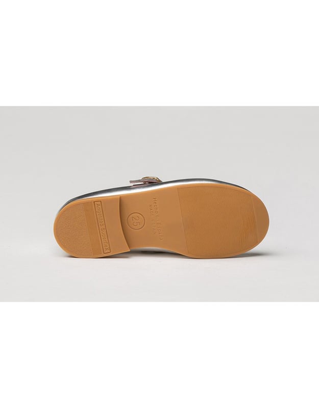 Francesita Piel Francesita Plata Unas francesitas elegantes, suaves y blanditas. Zapato tipo francesita fabricado en charol de piel bovina con sistema de cierre de hebilla. La parte interior está fabricada con forro de piel natural, protector de punteras y talones. Planta interior con puente anatómico y nuestra nueva suela exterior "AngelitoS SuperfleX" fabricada en TPU antideslizante de alta calidad. Calzado diseñado y fabricado en España.