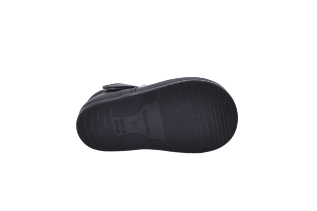 Unas merceditas actuales, suaves y blanditas. Esta colección posee un nuevo diseño de horma redondeada con puntera ancha y amplia, cuidadosamente estudiada y calculada dejando el espacio necesario para movimientos con total seguridad y sin limitaciones. Calzado respetuoso diseñado y fabricado 100% en España.