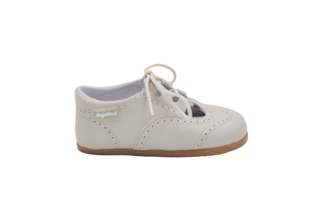 Een paar moderne, zachte en knuffelige Mary Janes. Deze collectie heeft een nieuw afgerond leestontwerp met een brede en brede teen, zorgvuldig bestudeerd en berekend, waardoor de nodige ruimte overblijft voor bewegingen in alle veiligheid en zonder beperkingen. Respectvol schoeisel ontworpen en vervaardigd 100% in Spanje.
