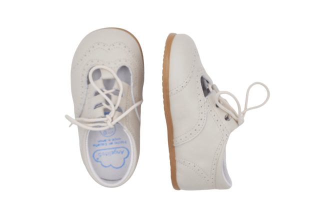 Een paar moderne, zachte en knuffelige Mary Janes. Deze collectie heeft een nieuw afgerond leestontwerp met een brede en brede teen, zorgvuldig bestudeerd en berekend, waardoor de nodige ruimte overblijft voor bewegingen in alle veiligheid en zonder beperkingen. Respectvol schoeisel ontworpen en vervaardigd 100% in Spanje.
