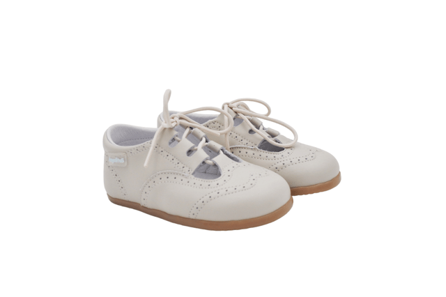 Een paar moderne, zachte en knuffelige Mary Janes. Deze collectie heeft een nieuw afgerond leestontwerp met een brede en brede teen, zorgvuldig bestudeerd en berekend, waardoor de nodige ruimte overblijft voor bewegingen in alle veiligheid en zonder beperkingen. Respectvol schoeisel ontworpen en vervaardigd 100% in Spanje.