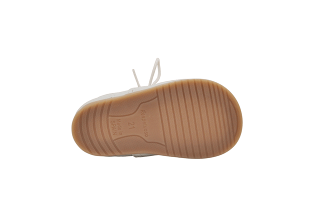 Een paar moderne, zachte en knuffelige Mary Janes. Deze collectie heeft een nieuw afgerond leestontwerp met een brede en brede teen, zorgvuldig bestudeerd en berekend, waardoor de nodige ruimte overblijft voor bewegingen in alle veiligheid en zonder beperkingen. Respectvol schoeisel ontworpen en vervaardigd 100% in Spanje.