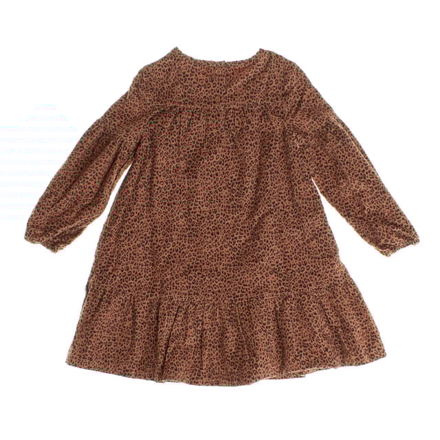 Este encantador vestido de pana para niñas, confeccionado en suave tejido de algodón, además con un forro interno que asegura mayor comodidad y calidez. 

Su diseño con cuello redondo y cierre de botones en la espalda aporta un toque delicado y funcional, facilitando el uso. 

Las mangas largas lo hacen ideal para los días frescos, mientras que el dobladillo escalonado añade un detalle moderno y femenino.

El vestido presenta un llamativo estampado animal print, que le da un toque divertido y a la moda, perfecto para cualquier ocasión. 

Con una silueta recta de ajuste fácil, garantiza libertad de movimiento, y su longitud hasta la rodilla lo convierte en una opción cómoda y versátil, ideal tanto para el día a día como para momentos más especiales.

Una prenda hecha en algodón que cuida la piel y ofrece suavidad, perfecta para que las niñas se sientan cómodas y llenas de estilo.
 Composición: Exterior: 100% Algodón; Forro: 100% Algodón
 Cuidados:
- Lavar a máquina en ciclo suave o a mano.
- Usar detergentes suaves.
- No usar secadora.
- Planchar a bajas temperaturas.
- Planchar en seco.