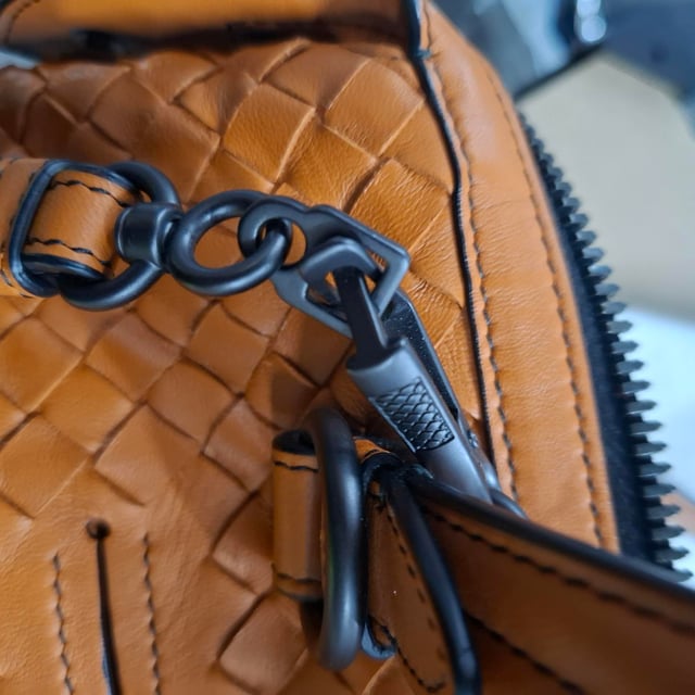 VINTAGE, RRP AS NEW
The Bottega Veneta Intrecciato Tambura Handbag in brown leather is a stunning example of the brand's signature craftsmanship and understated luxury. Expertly woven using the iconic Intrecciato technique, this Italian-made handbag features top handles and a detachable, adjustable shoulder strap for versatile wear. With its sleek, modern design and two-way zip fastening, it’s the perfect blend of sophistication and practicality for any occasion.

with Dust bag

Bottega Veneta Intrecciato Tambura Handbag in Brown Leather
Condition: Excellent
Signs of wear: No retail tag, No visible sign of wear., 
Packaging: Dust bag
Color: Brown
Material: Leather | leather
Size: One Size | One Size
Measurements: Width: 200; Height: 180; Length: 280; Handle drop: 110; Strap length: 0
SKU: NAPPUGBBA447438W