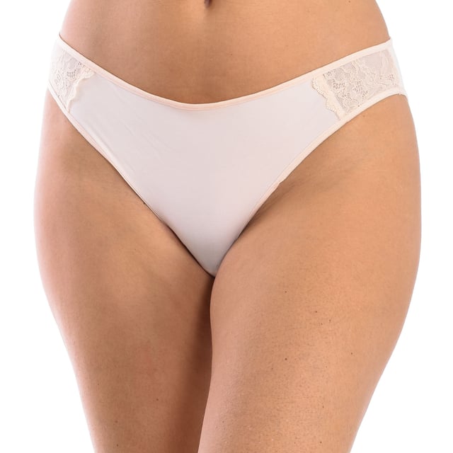 Un diseño clásico y femenino que combina la comodidad de un bikini con delicados detalles de encaje en los laterales. Ideal para quienes buscan una prenda funcional con un toque sofisticado.

Características:

- Corte de bikini que ofrece una cobertura moderada y un ajuste cómodo en las caderas.
- Panties de mujer con detalles de encaje en los laterales que aportan un estilo femenino y elegante.
- Fabricado en suave microfibra que garantiza comodidad durante todo el día.
- Diseño sin costuras, ideal para llevar debajo de prendas ajustadas.
- Opción funcional y con estilo, perfecta para el uso diario.

Un panty que combina comodidad, funcionalidad y elegancia, perfecto para cualquier ocasión.
Composición: 83% Poliamida, 17% Elastano
Cuidado:
Lavar a una temperatura máxima de 30º.
No planchar.
No usar blanqueador.
No secar en secadora.
No limpiar en seco.
